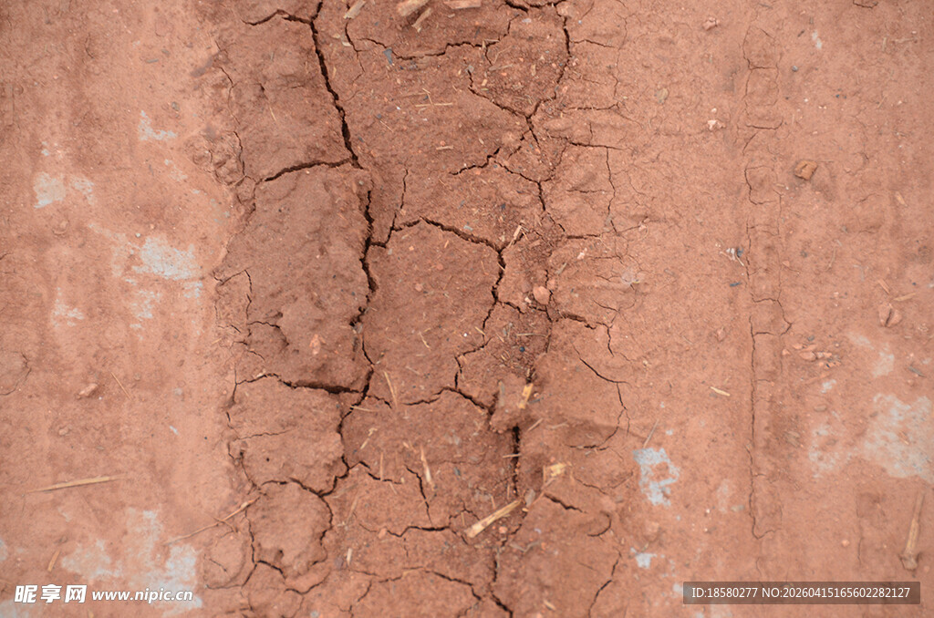干裂的红褐色墙面纹理