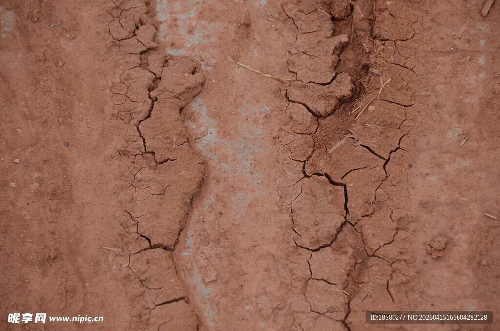 干裂的红褐色泥土纹理
