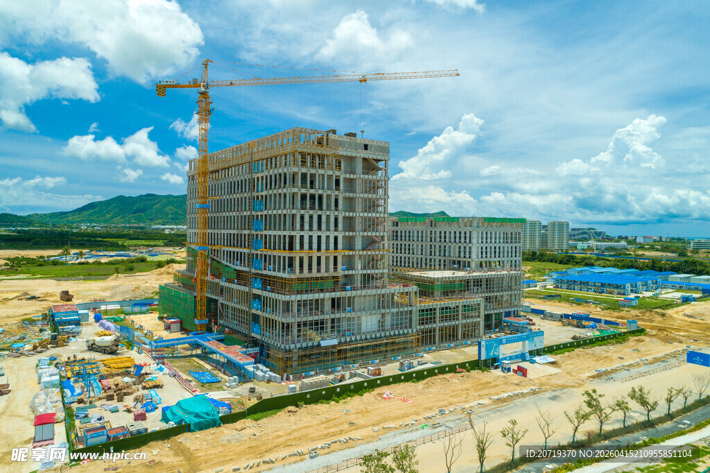 在建商业大楼施工现场