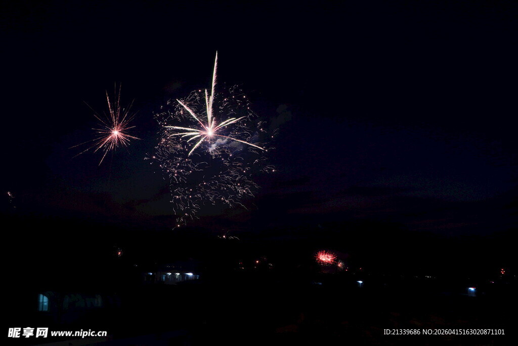 绚丽烟花夜空绽放