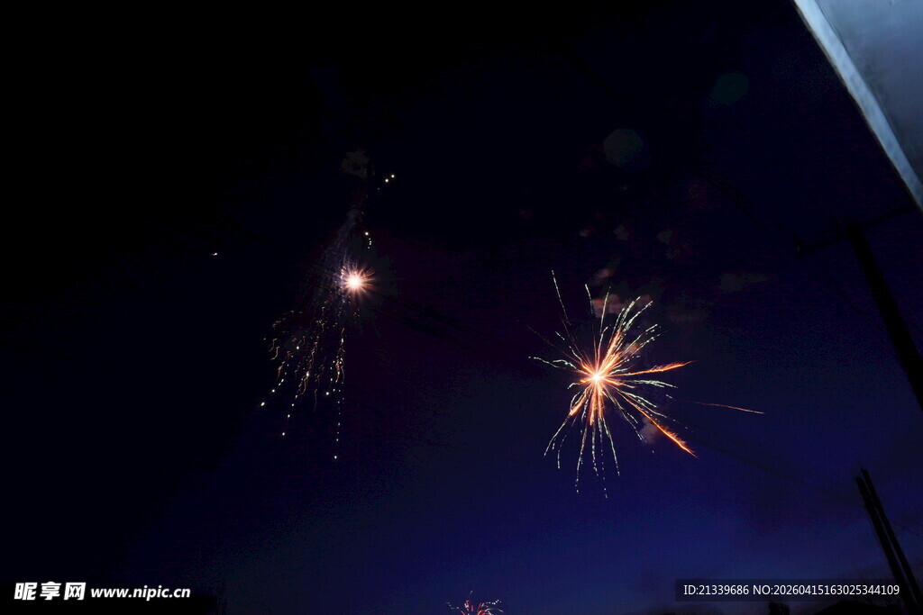 绚丽烟花夜空绽放
