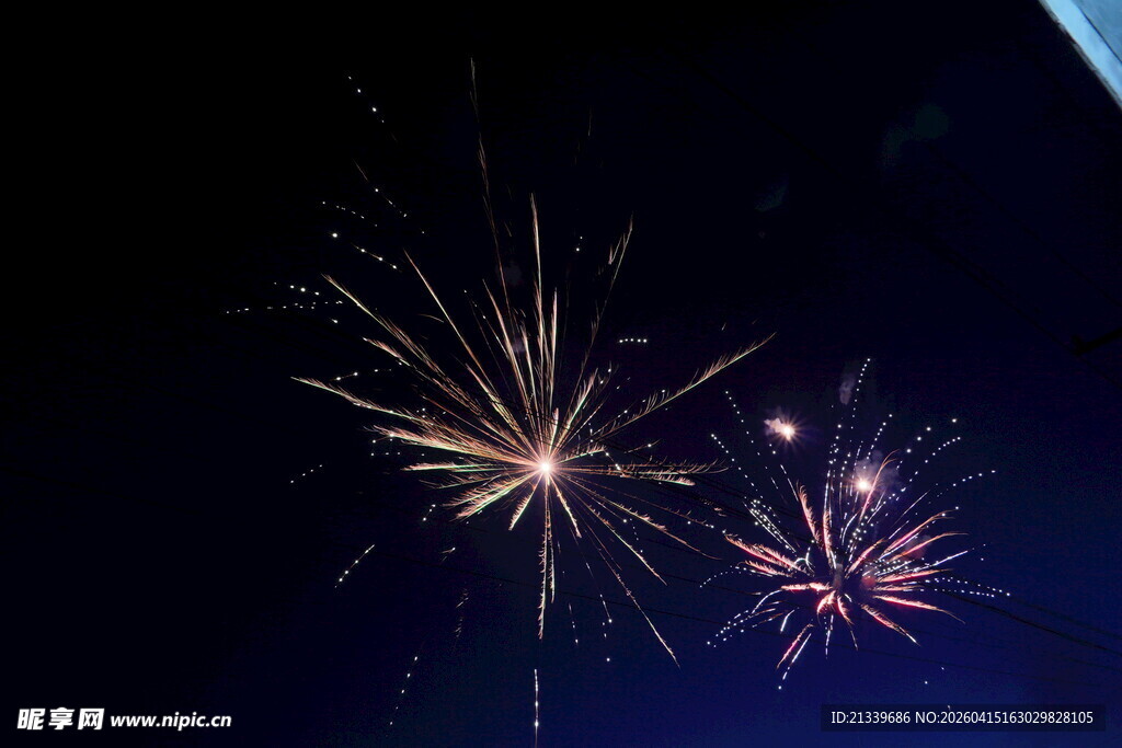 绚丽烟花夜空绽放