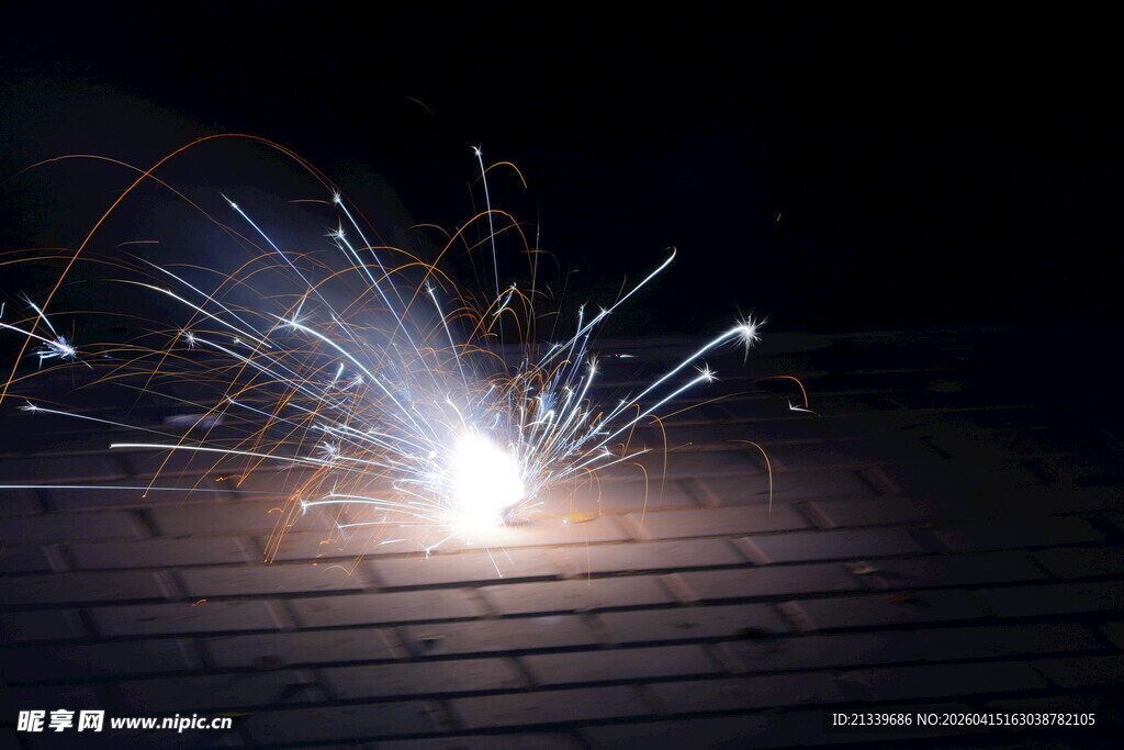 绚丽烟花夜空绽放