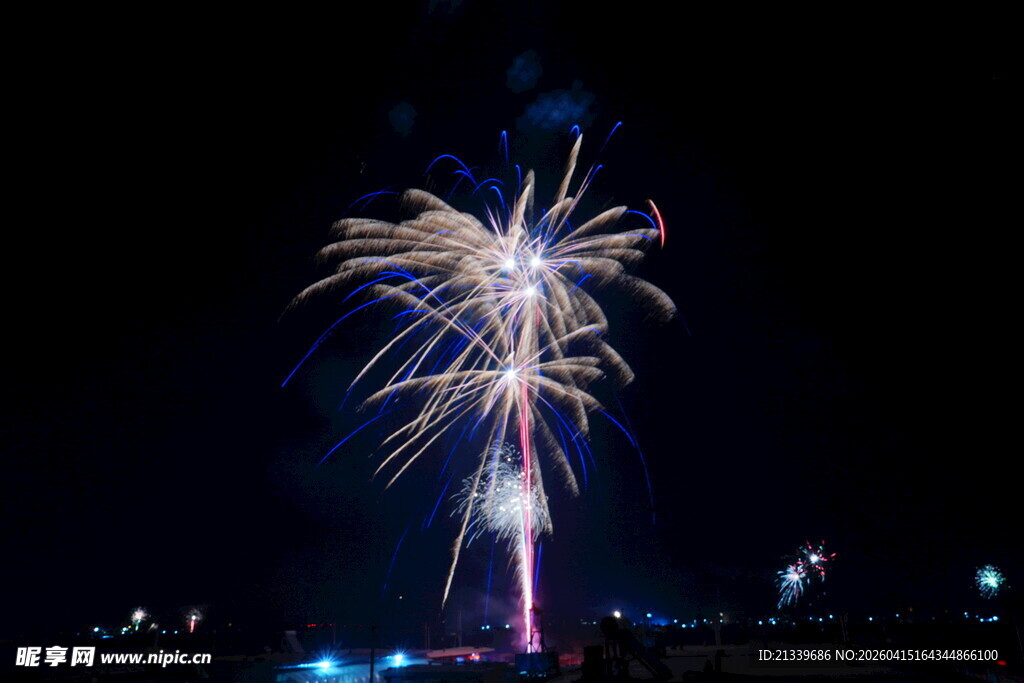 绚丽烟花夜空绽放