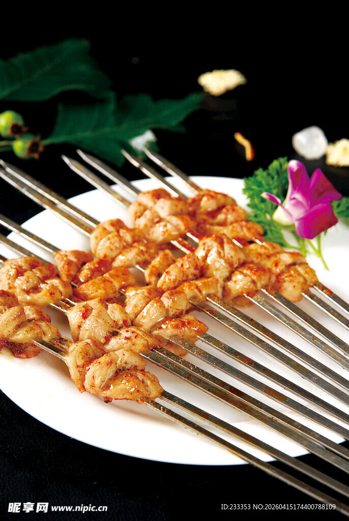 美味烤鸡肉串摆放在盘