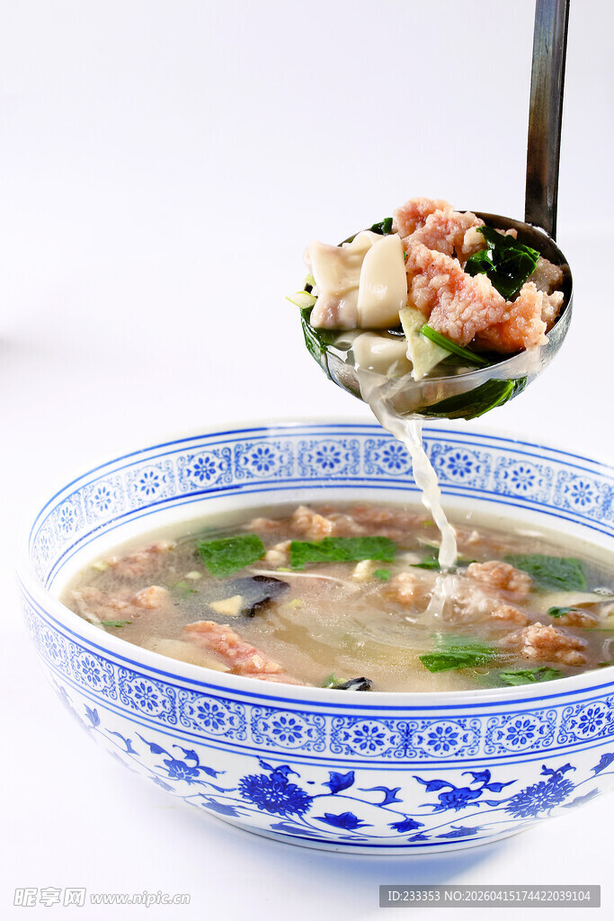 青花瓷碗中的美味鲜汤