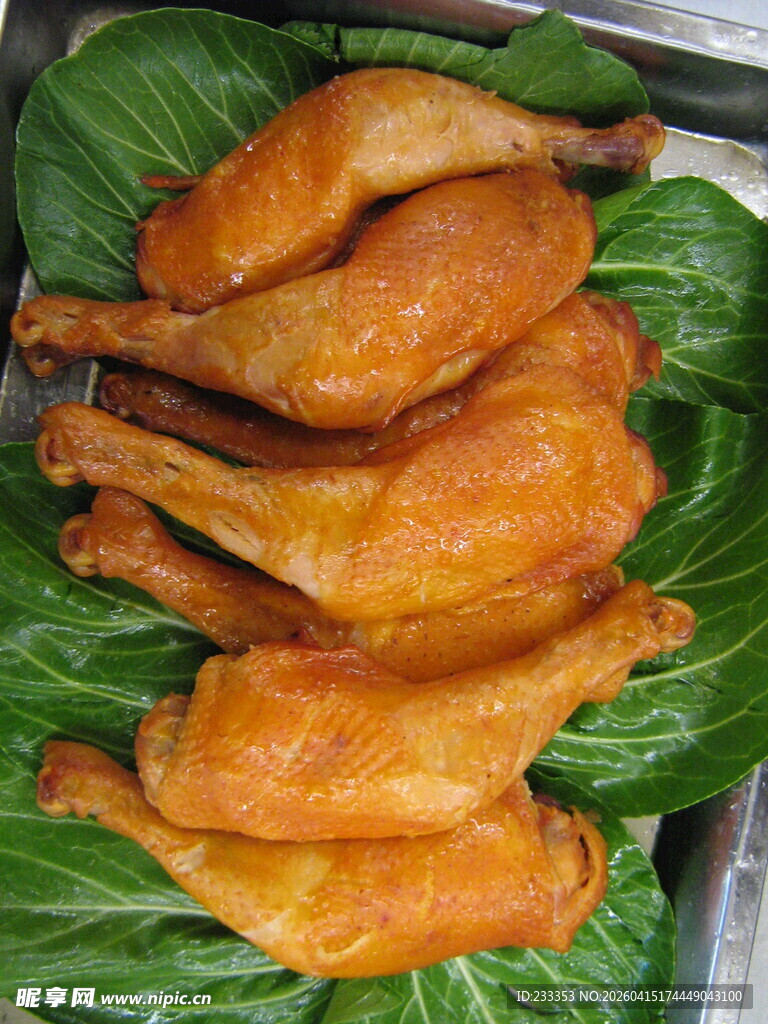 美味卤鸡腿摆于绿叶上