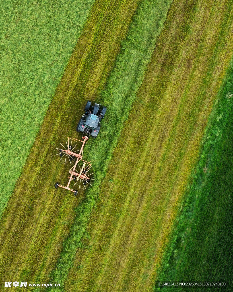 空中俯瞰农田里的农机