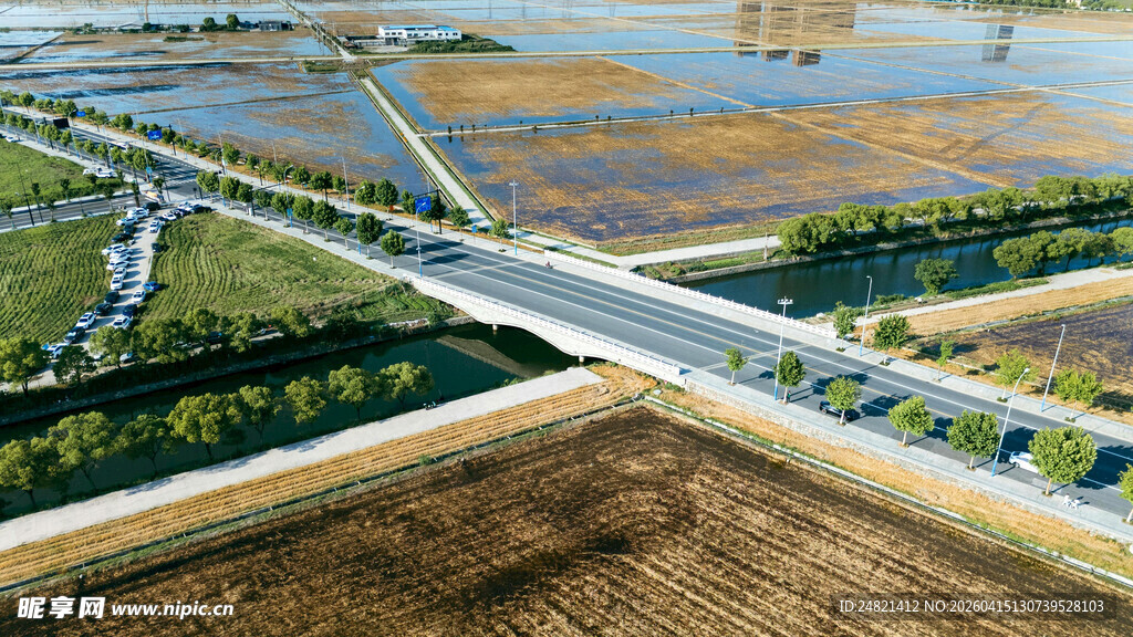 俯瞰交错公路田园景观