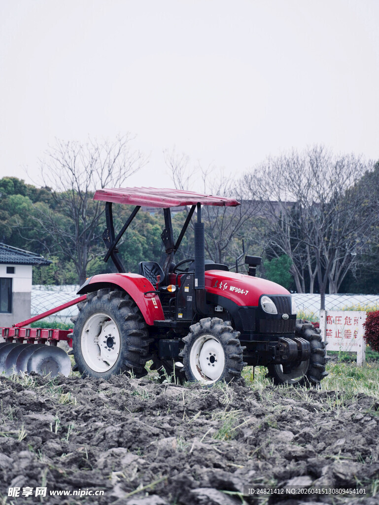 农田里作业的红色拖拉机