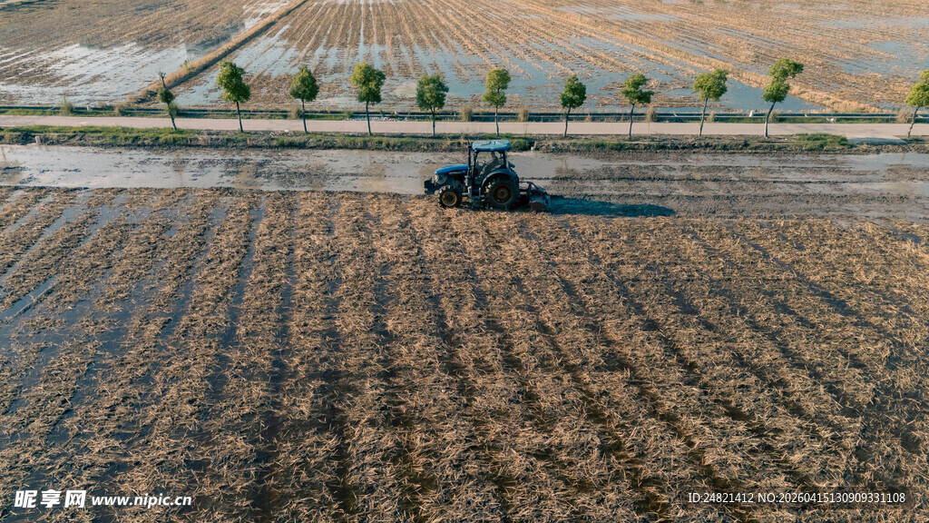 农田中作业的农机