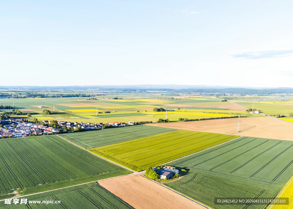 俯瞰多彩农田风光