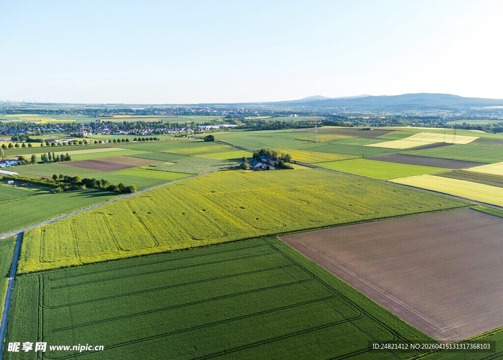 田园风光航拍图