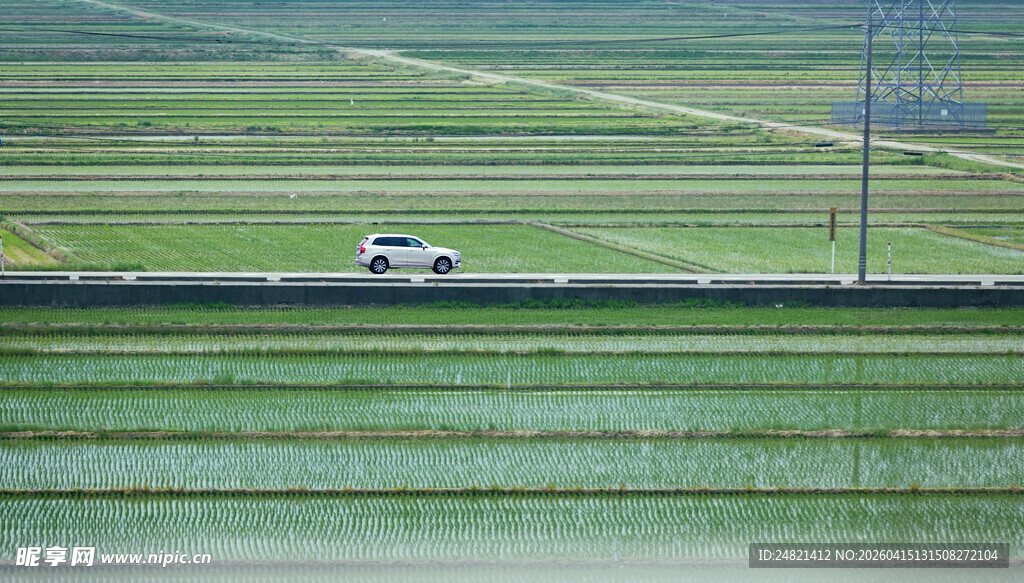 田野间行驶的车辆