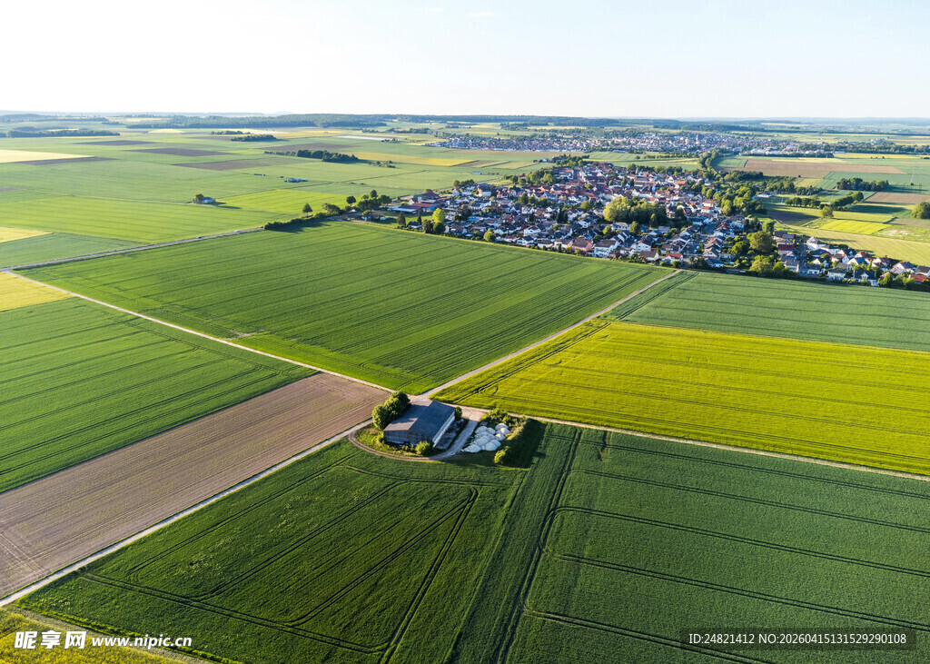 田园风光航拍图