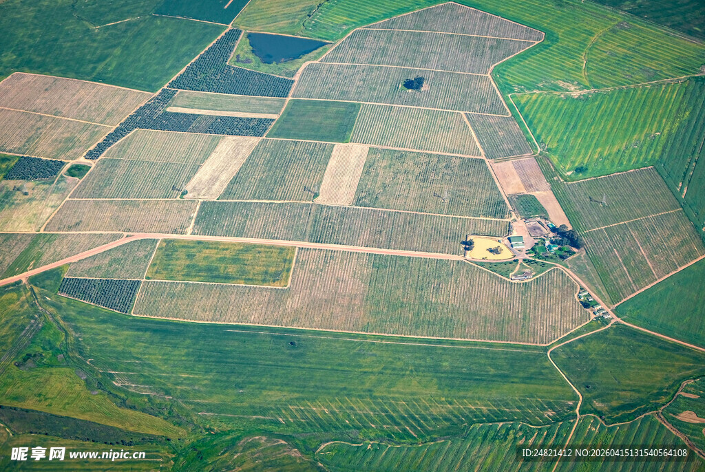 俯瞰广袤农田景象