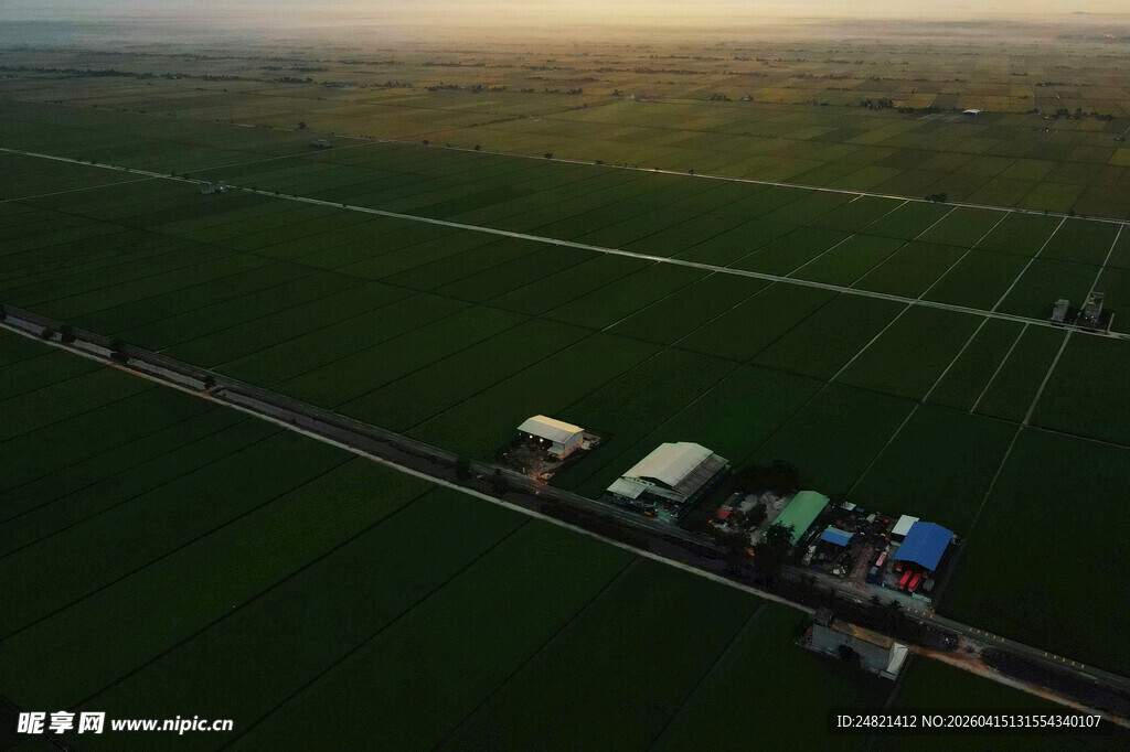 田野中的多彩帐篷营地