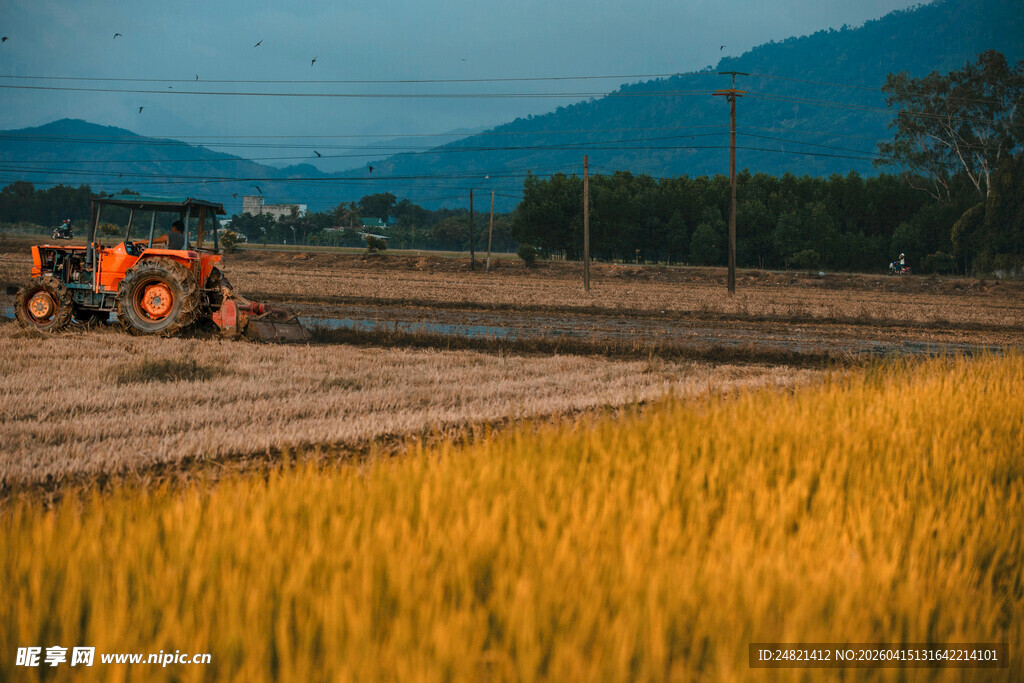 田野间的农机作业场景