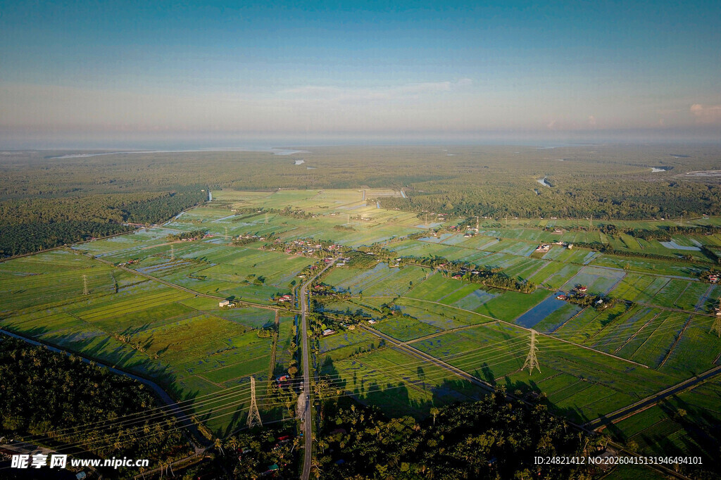 俯瞰广袤湿地景观
