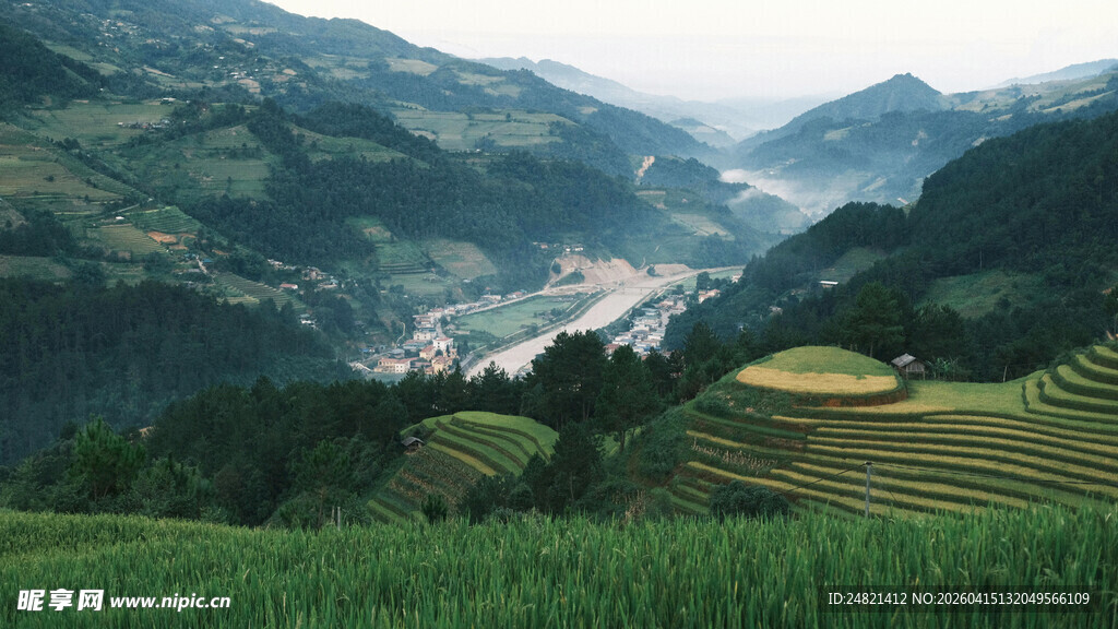 山间梯田美景俯瞰