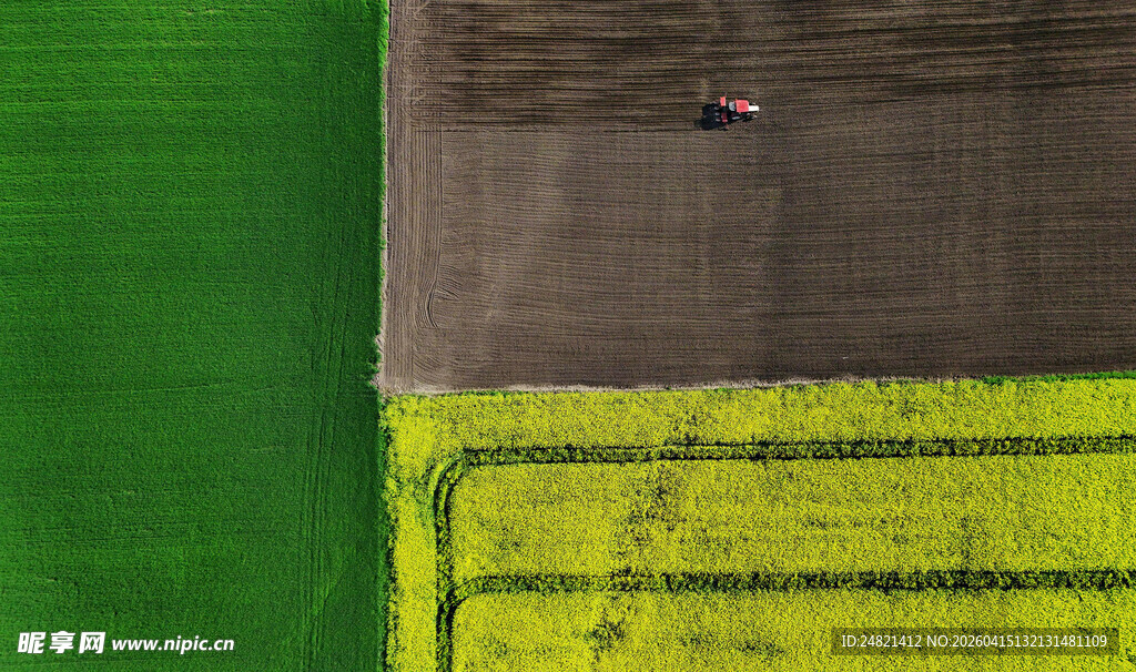 俯瞰农田中的劳作身影