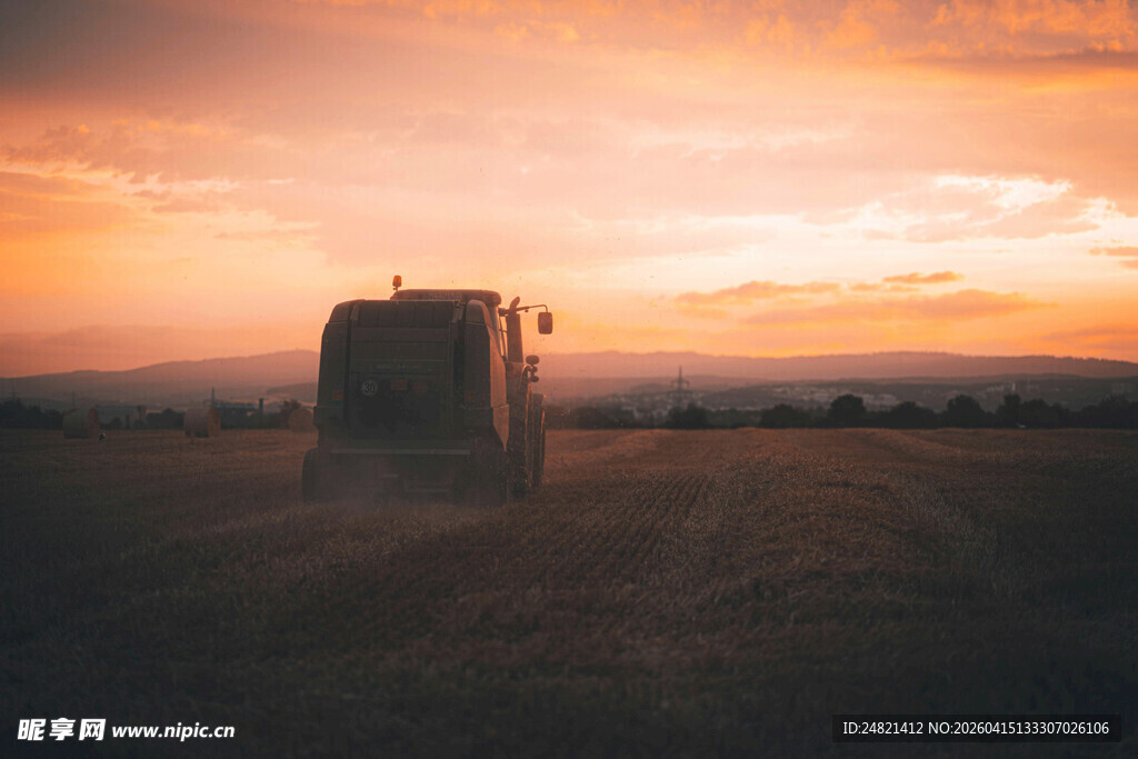 夕阳下田野中的干草车