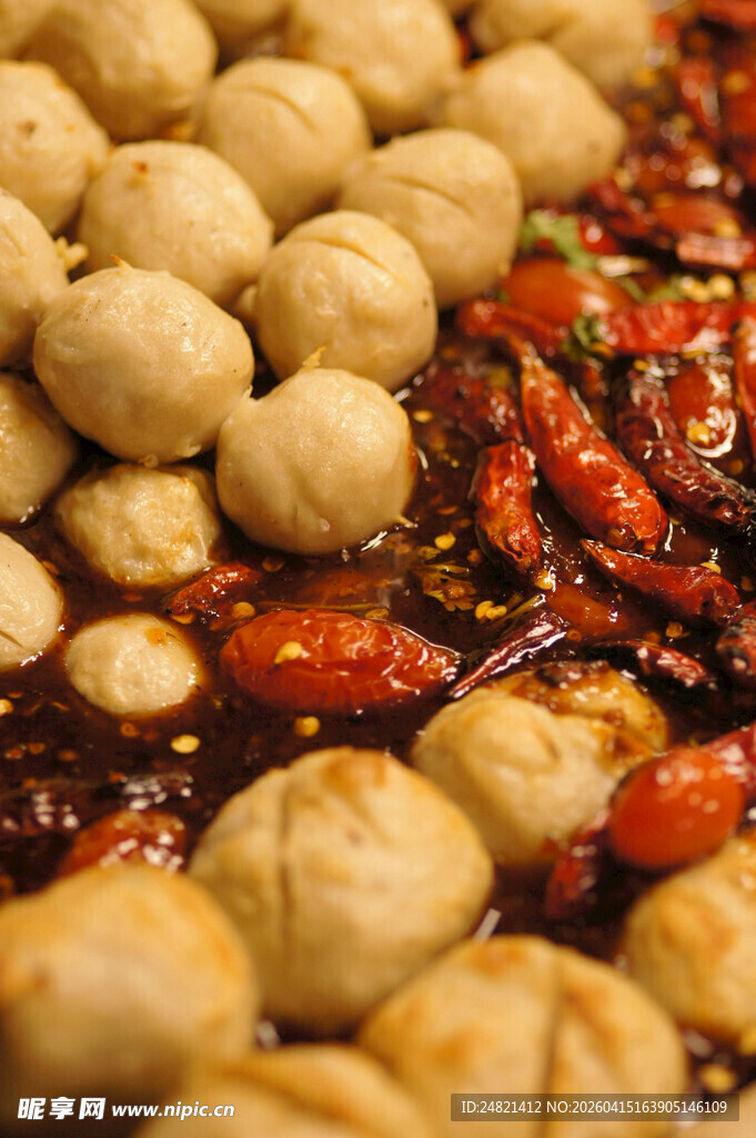 麻辣火锅中的丸子与辣椒