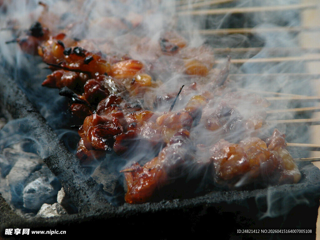 炭火上的美味烤肉