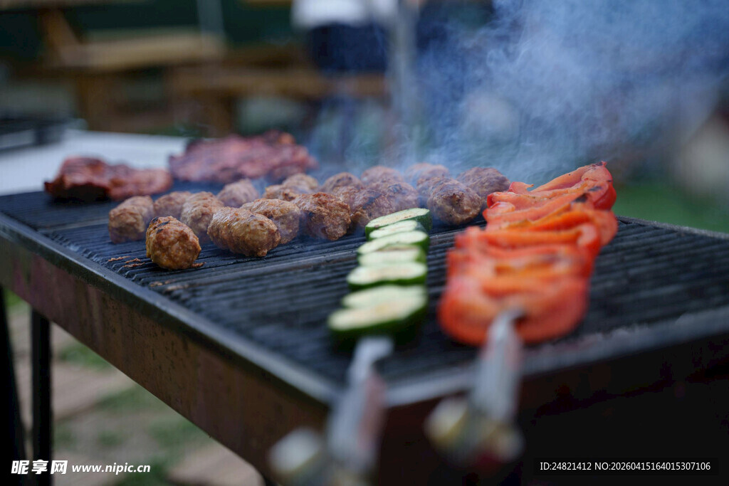 户外烧烤架上的美味食材