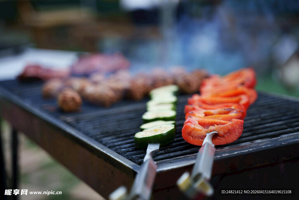 户外烧烤架上的美味食材