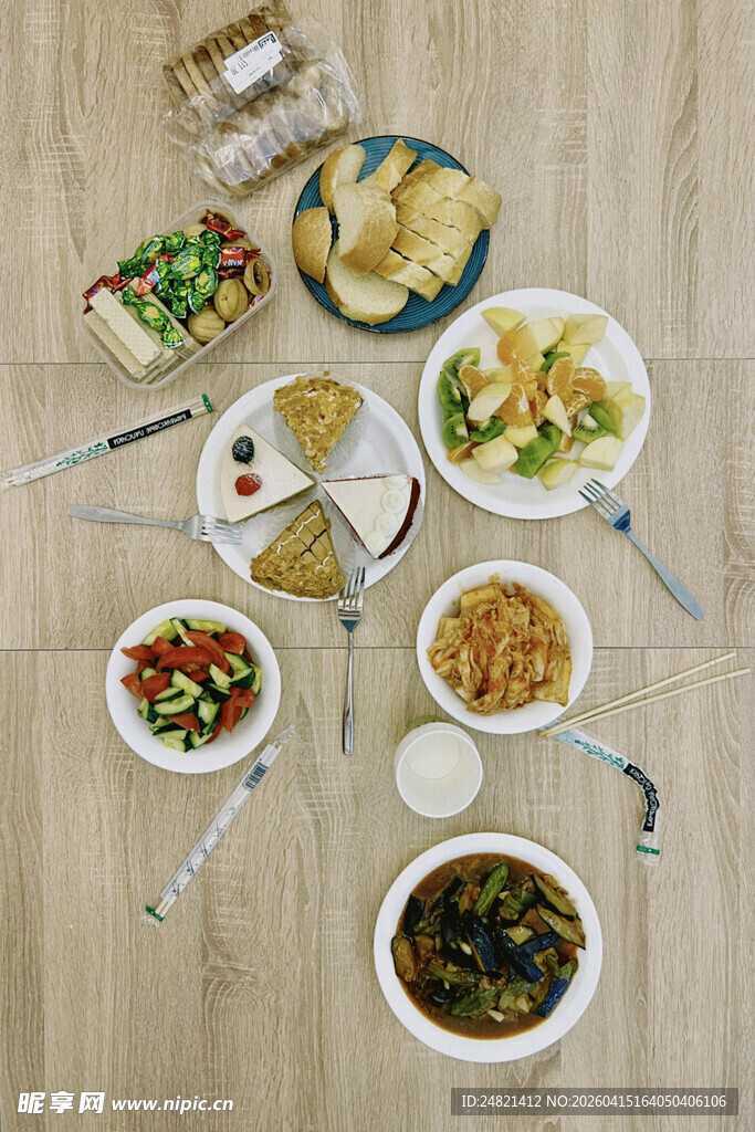 多样美食摆放在木质桌面上