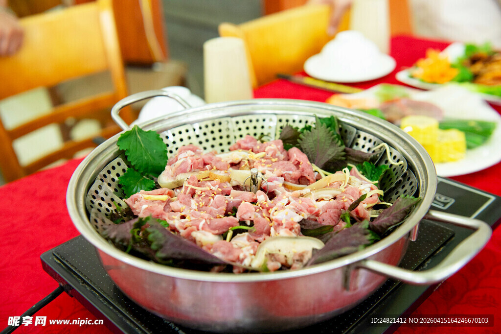 锅中鲜美食材待烹煮