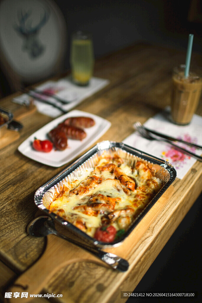 美味烤盘料理摆于木桌