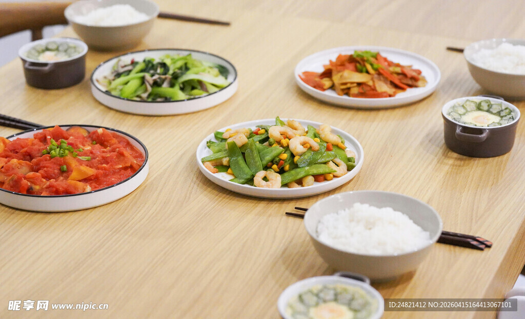 多样美食摆放在木桌上