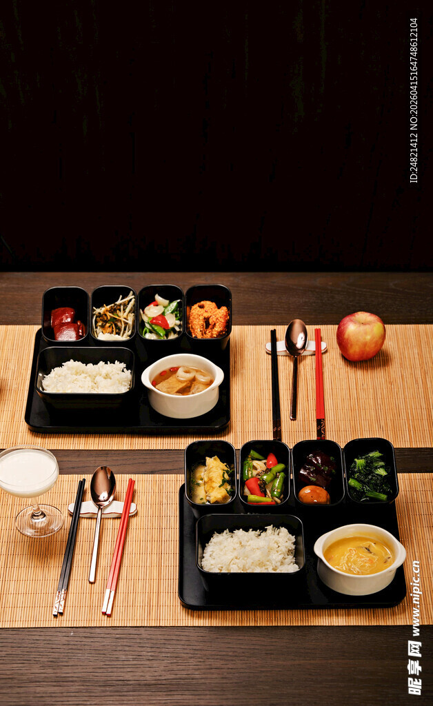 精致日式餐食摆放在桌前