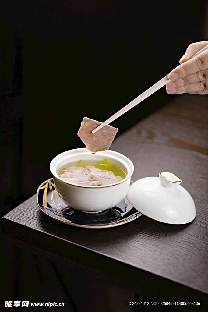筷子夹取碗中食物画面