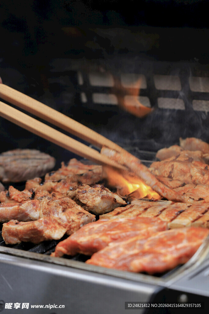 炭火上的美味烤肉时刻