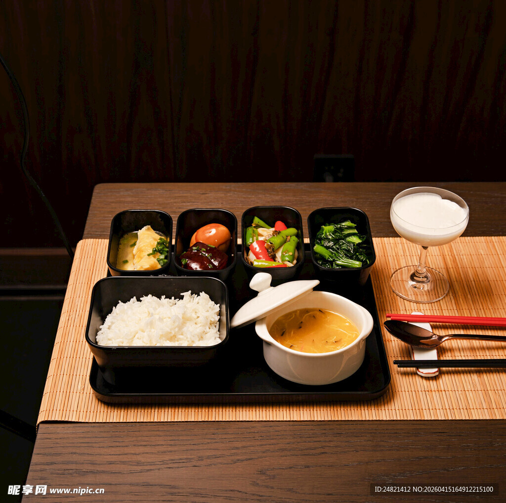 日式精致套餐摆放在木桌上