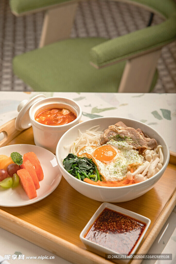 日式餐食托盘上的美味组合