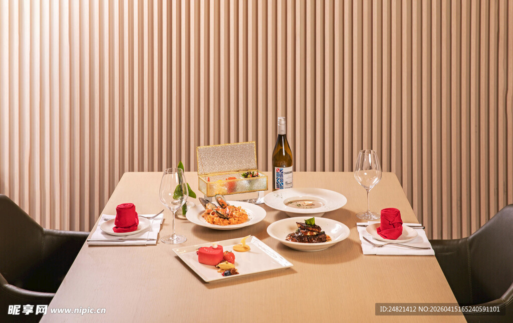 温馨简约餐桌布置场景