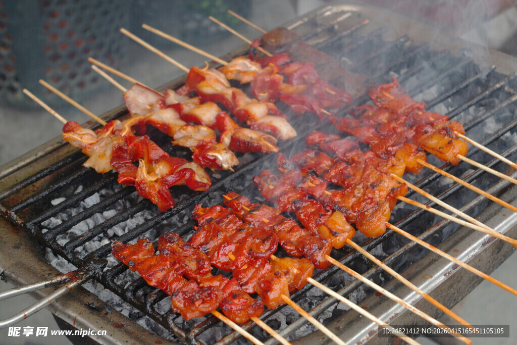 炭火上的美味烤肉串