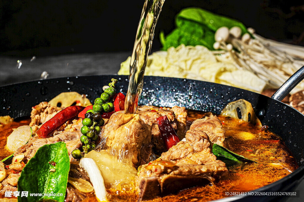 香浓汤汁浇入美味火锅