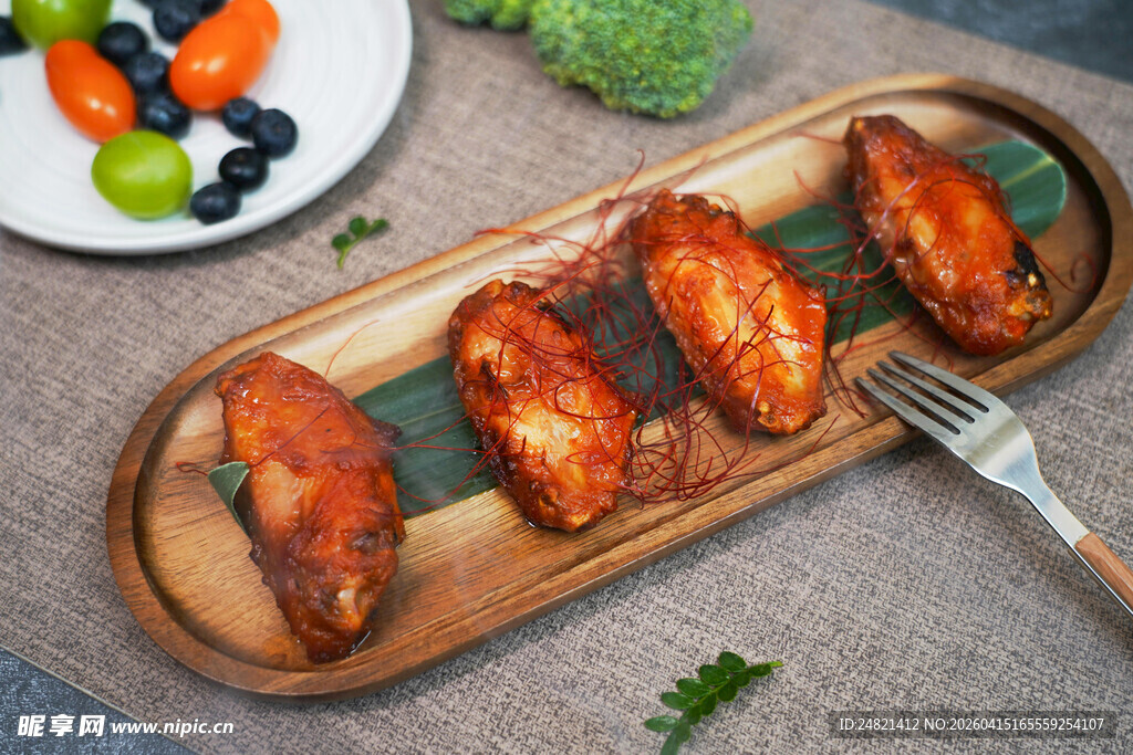 美味烤鸡翅摆于木盘上