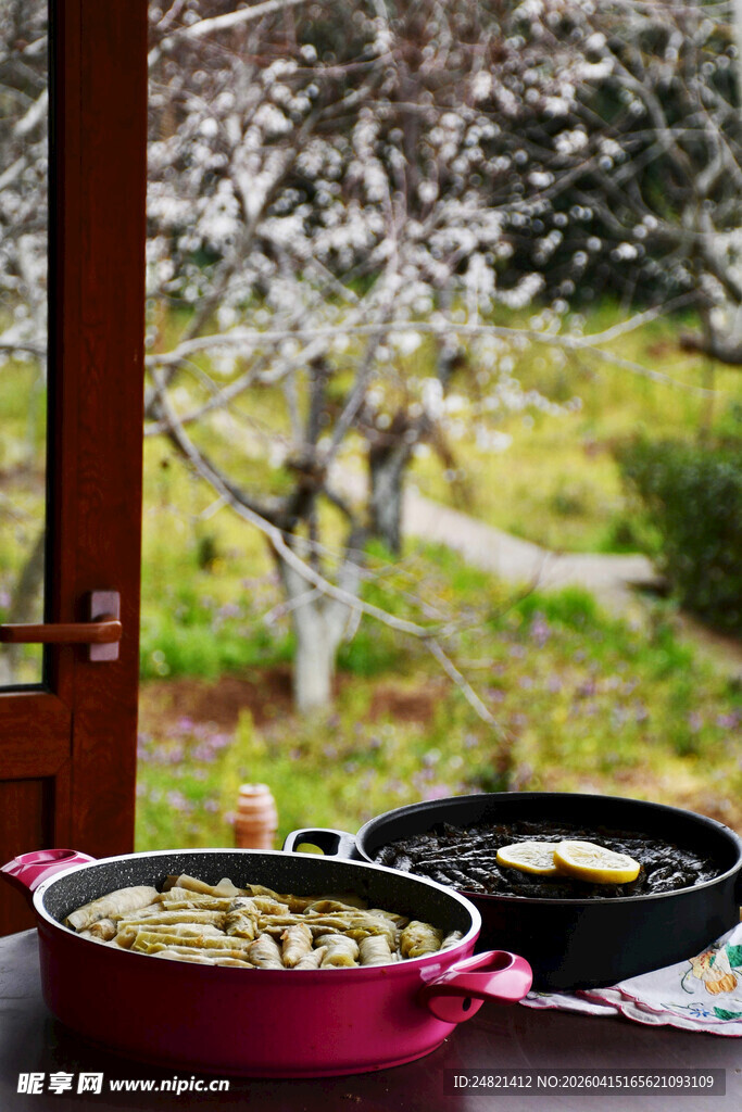 窗边美食与烂漫春景