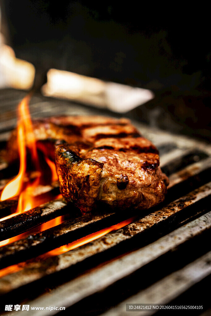 烤架上滋滋冒火的牛排