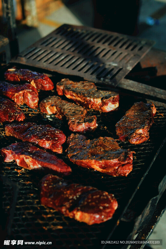 户外烤架上的美味烤肉