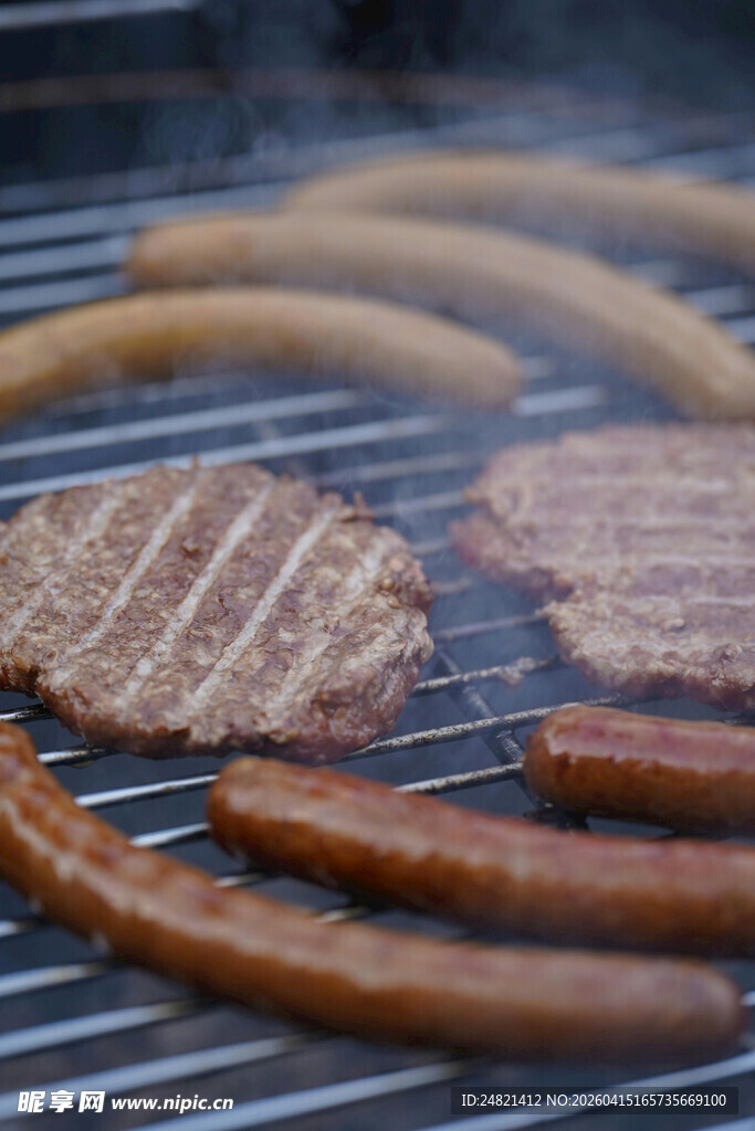 烤架上的美味肉类