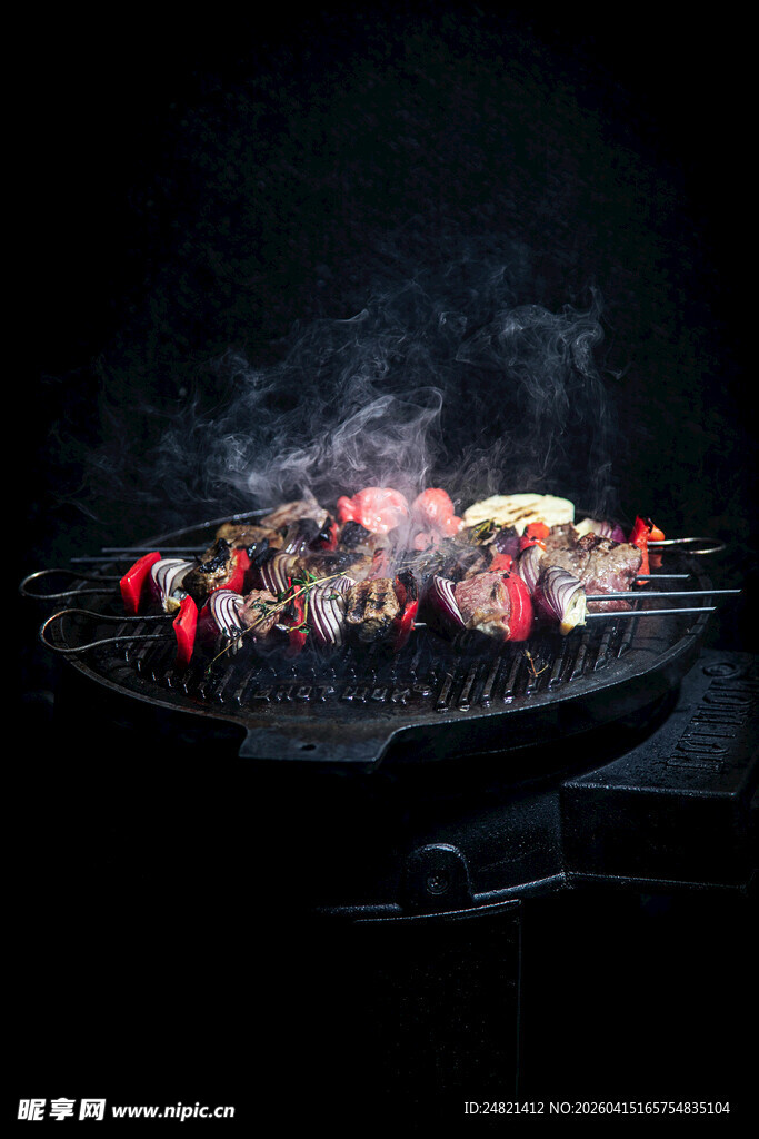 炭火上的美味烤肉串