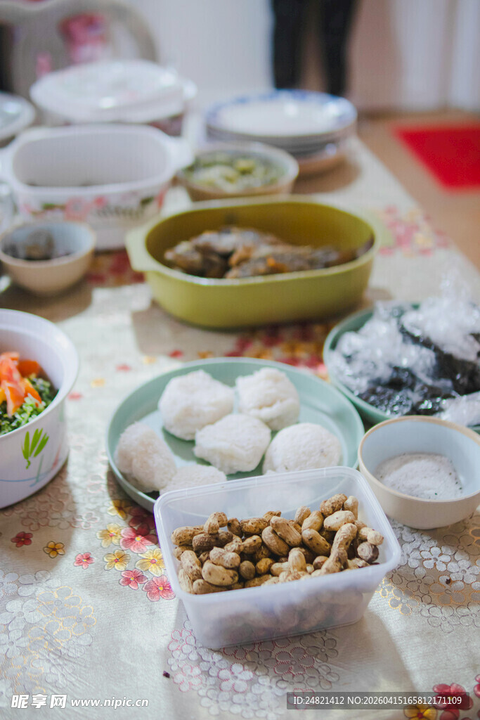 丰盛中式美食摆桌