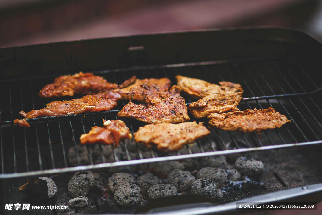 炭火上的美味烤肉